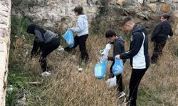Bayburt Lisesi öğrencileri Bayburt Kalesi çevresini temizledi