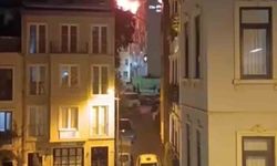 Beyoğlu'nda 6 katlı binanın çatısında yangın paniği yaşandı