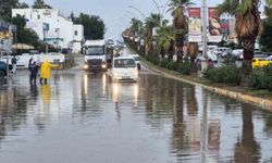 Bodrum'da etkili sağanak yağış yolları suyla kapladı