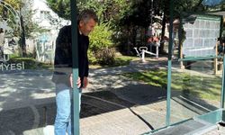 Bolu'da kimliği belirsiz kişiler otobüs durağının camını kırdı