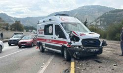 Burdur'da Ambulansın Karıştığı Zincirleme Trafik Kazasında 7 Kişi Yaralandı