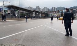 Bursa'da çocuğunu göremeyen kadın bıçakla trafiği kilitledi
