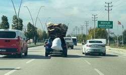 Bursa'da Karton Yükleyen Sürücü Trafikte Dikkat Çekti