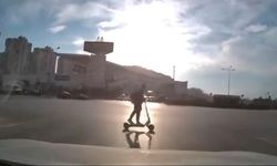 Bursa'da Kırmızı Işık İhlali Yapan Scooter Sürücüsü Kazayı Sırtladı