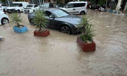 Çeşme'de şiddetli yağış cadde ve sokakları su altında bıraktı