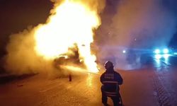 Ceyhan'da seyir halindeki tır alev alev yandı
