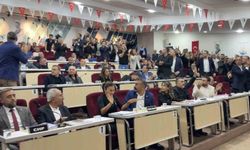 Çiğli Belediyesi'nde Meclis Toplantısında Gerilim: Başkan Yıldız'a Su Şişesi Fırlatıldı