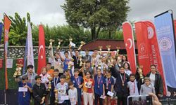 Cumhuriyet Koşusu'nda dereceye giren sporculara ödülleri verildi