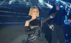 Derya Uluğ, İzmir Kültür Yolu Festivali'nde sahne aldı