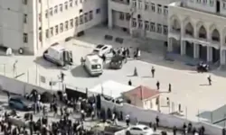 Esenyurt’ta lisede bıçaklı kavga! 2 öğrenci yaralandı, biri yaşam savaşı veriyor