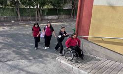 Ecrin, arkadaşlarıyla birlikte engelleri aşıyor