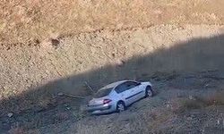 El Freni Çekilmeyen Araç Dere Yatağına Düştü