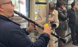Elazığ'da Belediye Otobüsü Öğrencilerin Müzik Etkinliğine Sahne Oldu