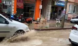 Erdek'te Yağmur Sonrası Hükümet Caddesi Göl Oldu