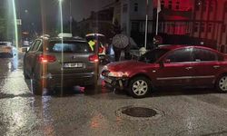 Erzurum'da Kavşakta Otomobil Çarpışması: 1 Kişi Yaralandı