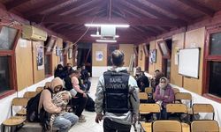 İzmir açıklarında düzenlenen operasyonla 76 düzensiz göçmen yakalandı