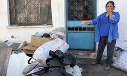 İzmir Konak'ta Çöp Ev İsyanı: Mahalle Sakinleri Kötü Koku ve Haşerelere Karşı Mücadele Ediyor