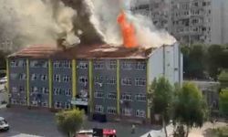 İzmir'deki Ortaokulun Çatısında Yangın Panik Yarattı