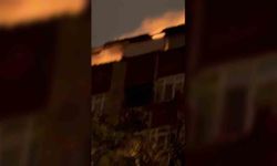 Kağıthane'de 5 katlı binanın çatısında büyük yangın çıktı