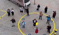 Kahramanmaraş'ta üniversite öğrencileri ilkokula boyama etkinliği düzenledi