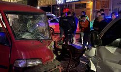 Kamyonet ve Pikap Kafa Kafaya Çarpıştı: Sıkışan Sürücü Kurtarıldı, 2 Yaralı