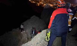 Kayıp Yolcu, Kayalıklardan Düşerek Kurtarılmayı Bekledi