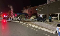 Kayseri'de park halindeki araçlara çarpan otomobil alev aldı