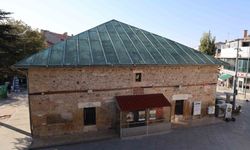 Kırşehir'in Tarihi Çarşı Camii, Kırlangıç Tavanıyla Göz Kamaştırıyor