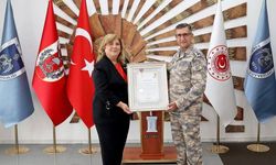 Kızılay, Tuğgeneral Mustafa Baş'a Kurumsal Gümüş Madalya verdi