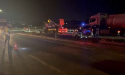 Kontrolden Çıkan Araç Refüje ve Direklere Çarptı: 1 Kişi Yaralandı