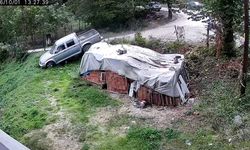 Kontrolden Çıkan Kamyonet Bahçeye Düştü, 3 Kadın Kılpayı Kurtuldu