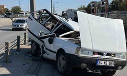 Konya'da kontrolden çıkan Tofaş otomobil refüje çarptı, 4 yaralı