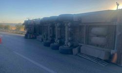 Konya'da Pancar Yüklü Tır Devrildi: 1 Kişi Yaralı