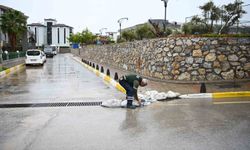 Kuşadası'nda yağış sonrası mazgallar temizlenerek taşkın önlendi
