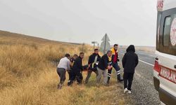 Lastiği Patlayan Pikap Şarampole Yuvarlandı: 1 Yaralı