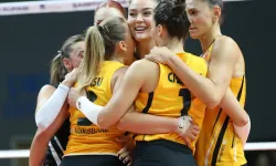 VakıfBank'tan müthiş final! Eczacıbaşı'nı 3-2 yendi, kupayı kaldırdı