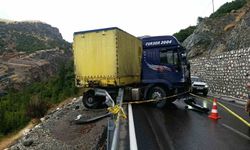 Malatya'da Tır Bariyerlerde Asılı Kaldı, Sürücü Yaralandı