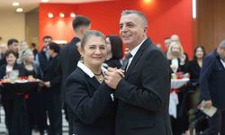 Manisa'da Cumhuriyet Balosu'nda vals ve zeybek coşkusu yaşandı