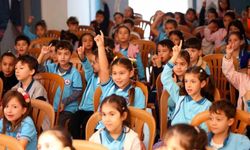 Merkezefendi Kent Tiyatrosu'ndan Çocuklara Renkli Kukla Tiyatrosu Deneyimi