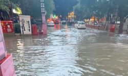 Mersin'de aniden bastıran yağmur su taşkınlarına yol açtı