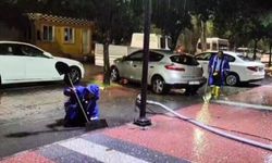 Mersin'de belediye ekipleri şiddetli yağış sonrası su baskınlarına müdahale ediyor