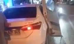 Mersin'de Minibüs Kapısı Otomobile Saplandı