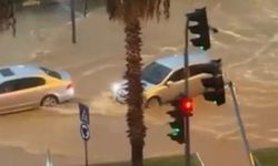 Mersin'de sağanak yağış sokakları göle çevirdi, trafik aksadı