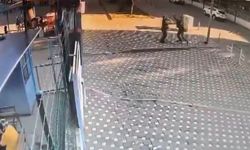 Öğretmen, Okul Önünde Bekçiye Saldırdı: Olay Anları Kamerada