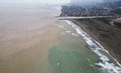 Sakarya Nehri, çamurlu sularıyla Karadeniz'in rengini değiştirdi
