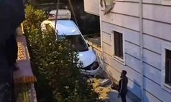 Sakarya'da kontrolden çıkan otomobil apartmanın ikinci katına çarptı