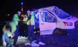 Sarıgöl'de yağışlı yolda otomobil takla attı, 4 yaralı