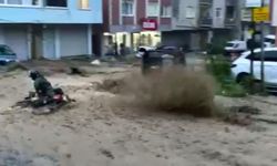 Sarıyer'de sel sularına kapılan motokuryenin sürüklendiği anlar