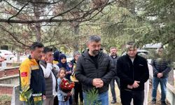 Şehit sağlık çalışanı Halis Alan, Eskişehir'de kabri başında anıldı