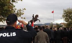 Selendi'de Cumhuriyet Bayramı coşkusu çelenk töreniyle başladı